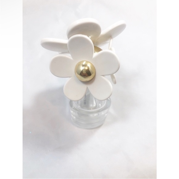 Marc Jacob’s Empty Bottle of Daisy - Picture 5 of 10